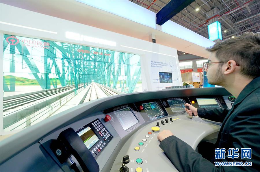 (新华全媒头条·图文互动)(1)新华社评论员:向着更加壮阔的航程——致敬改革开放40周年